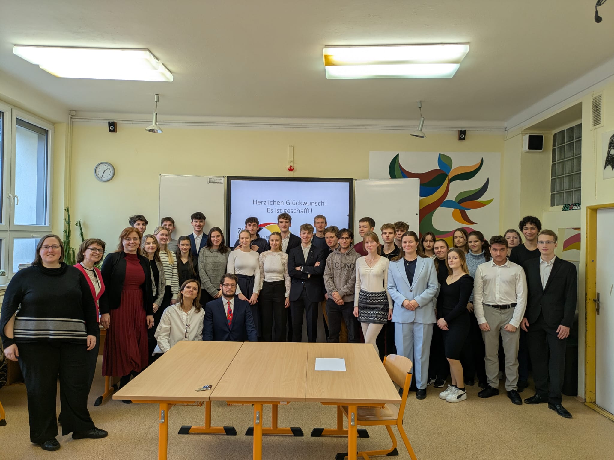 Obsah obrázku oblečení, interiér, osoba, zeď
Popis byl vytvořen automaticky